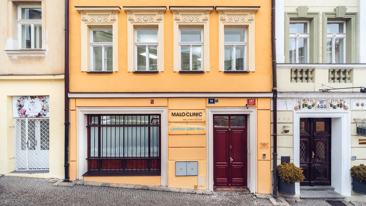 Lối vào MALO CLINIC Prague trên phố Kateřinská