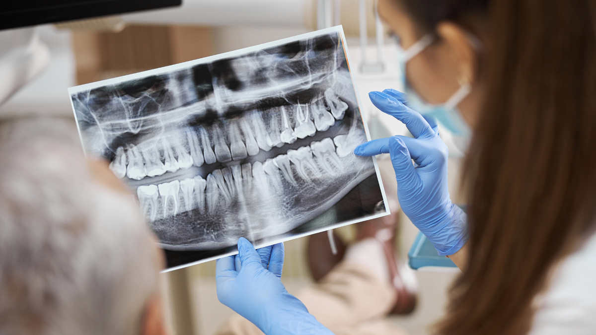 Lékařka MALO CLINIC Prague vyhodnocuje rentgenový snímek